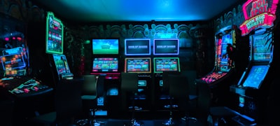 电竞选手在专业赛场激烈对抗的场景