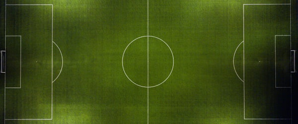 球迷在社区热烈讨论比赛战术的虚拟场景